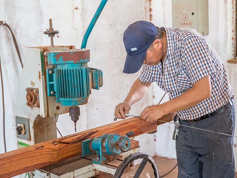 招远楼梯地板柜门的油漆修复-10